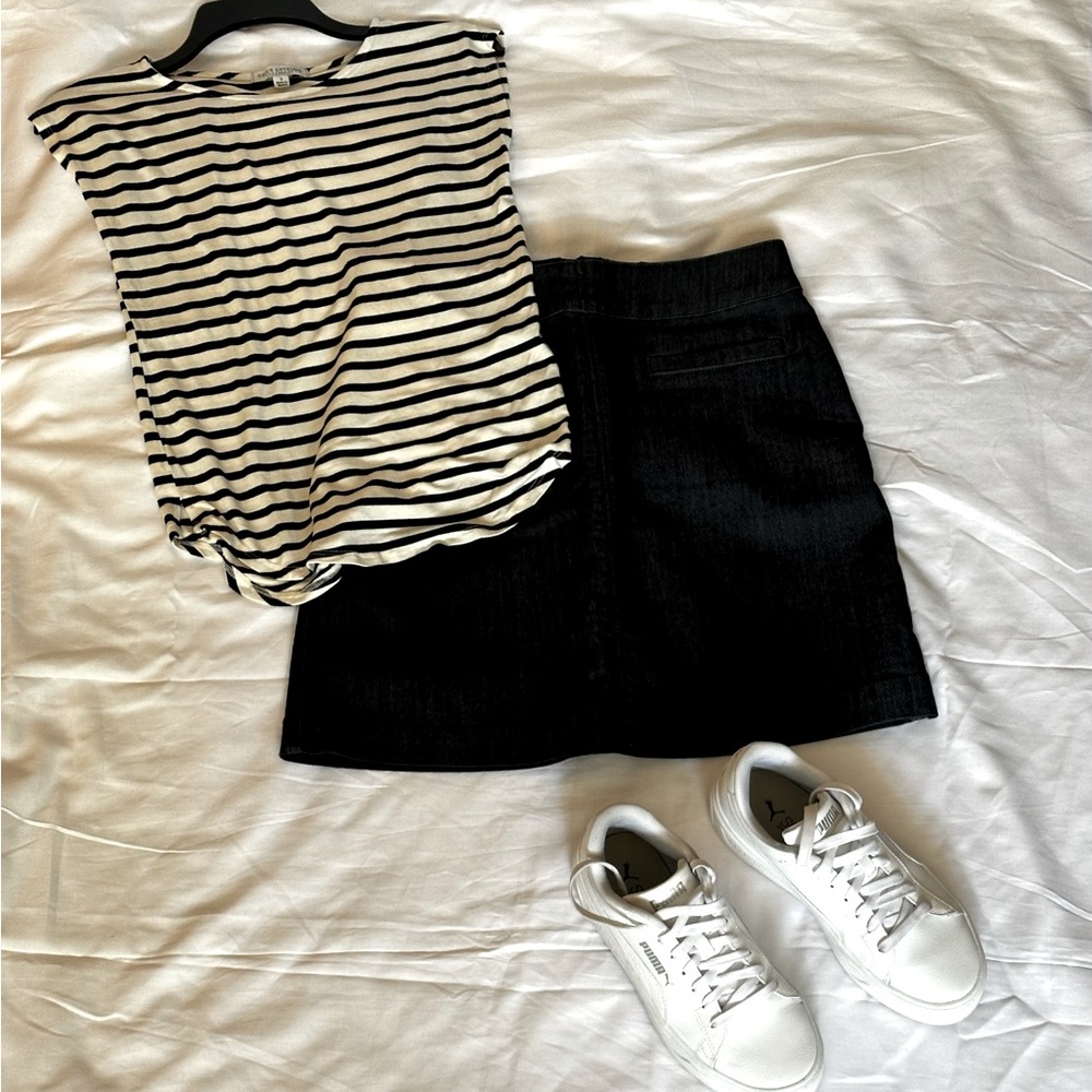 *EUC* Navy Blue & White Stripe Sleeveless Top | Green Envelope | Size Small